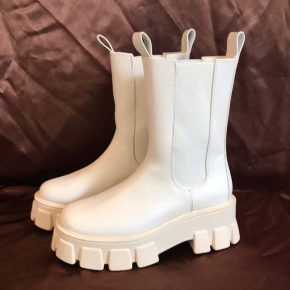 NEW Pretty Little Thing Cream Chunky extreme cleated Chelsea ankle boots 6.5 - 7 - Picture 1 of 16